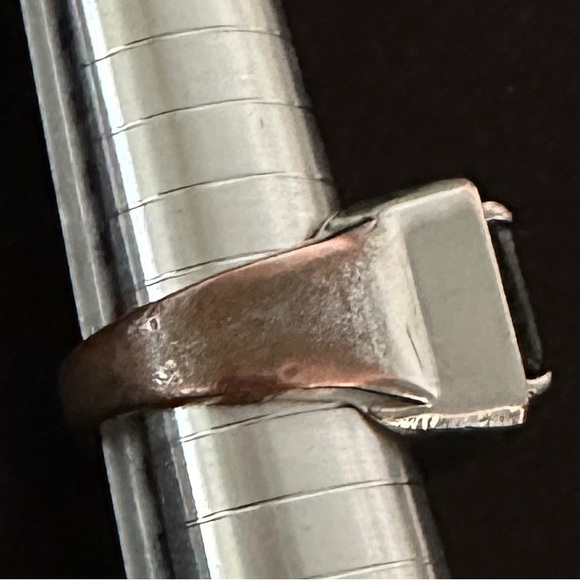 Heavy Silvertone Ring w/Rectangular Green Stone Size 6 ¾ - Picture 4 of 8